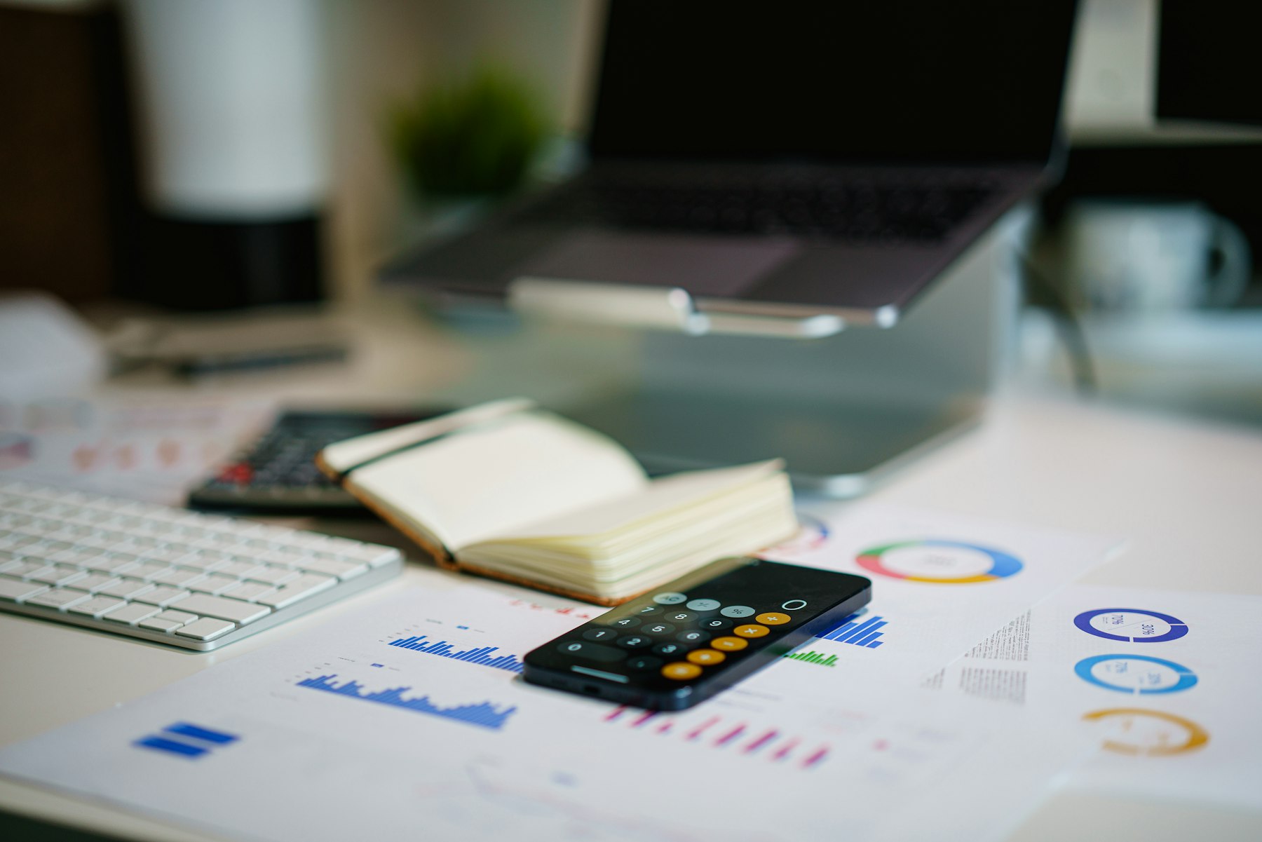 Escritório com gráficos financeiros, ilustrativo